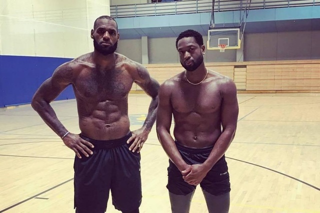 详解棒球规则中的打击干扰判定当捕手的手套触碰到打者的挥棒